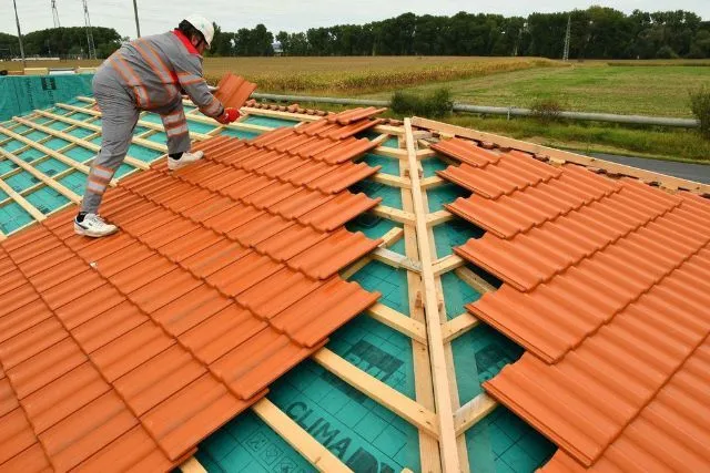 Realizácia betonovej strechy Bramac Majstrom. Odborná pokládka betonovej krytiny. 